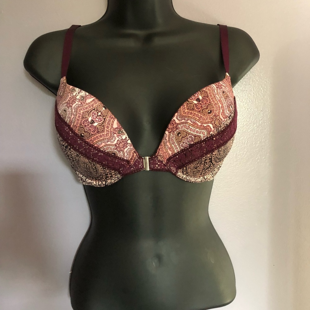 Front clasp patterned with lace accent Victoria’s Secret bra size 32DD